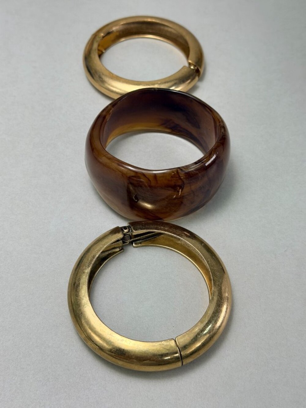 Modern  Resin Tortoise Wide Bangle & Gold Tone Hinged Bracelet Set Bold - Picture 7 of 9